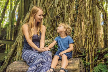 Anne ve oğlu yolcuları maymun orman, Bali Endonezya Ubud ormanda keşfetmek. Çocuk kavramı ile seyahat.