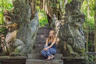 Genç kadın turist Ubud, Bali, Endonezya maymun ormanda araştırıyor.