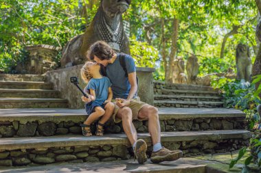 Baba ve oğul yolcuları maymun orman, Bali Endonezya Ubud ormanda keşfetmek. Çocuk kavramı ile seyahat.