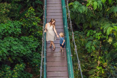 Anne ve oğlu, asma köprü Kuala Lumpur, Malezya.