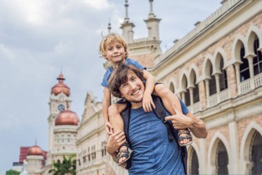 Baba ve oğlu Sultan Abdul Samad bina Kuala Lumpur, Malezya için arka plan üzerinde. Çocuk kavramı ile seyahat.