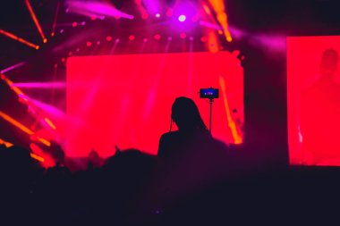 Rock konseri ve cep telefonu Müzik Festivali ile alarak fotoğraf zevk insanlar.