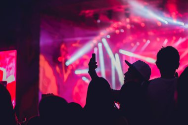 Bir adam bir selfie bir rock konseri arka plan üzerinde yapar..