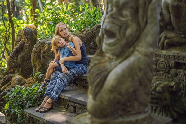Anne Oğlu Yolcuları Maymun Orman Bali Endonezya Ubud Ormanda Keşfetmek — Stok fotoğraf