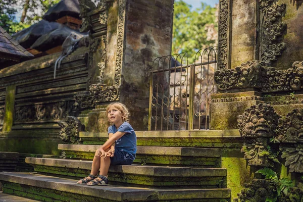 Çocuk turist maymun orman, Bali Endonezya Ubud ormanda keşfetmek. Çocuk kavramı ile seyahat.