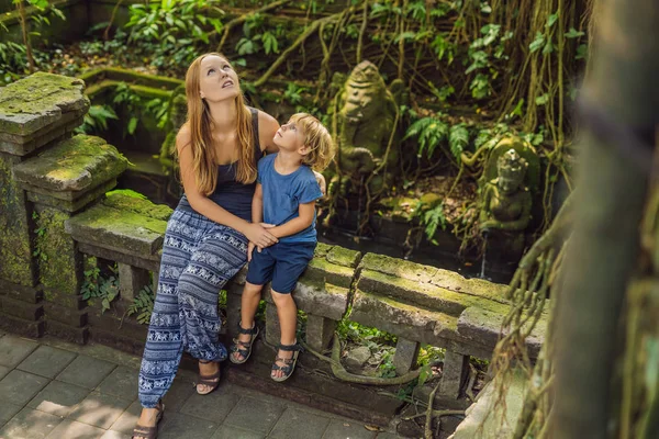 Mãe Filho Viajantes Descobrindo Floresta Ubud Floresta Macacos Bali Indonésia — Fotografia de Stock
