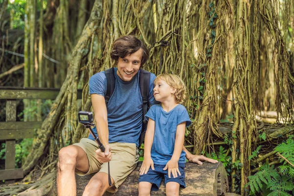 Pappa Och Son Resenärer Att Upptäcka Ubud Skog Monkey Forest — Stockfoto