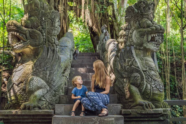 Viajeros Madre Hijo Descubren Bosque Ubud Bosque Monos Bali Indonesia — Foto de Stock