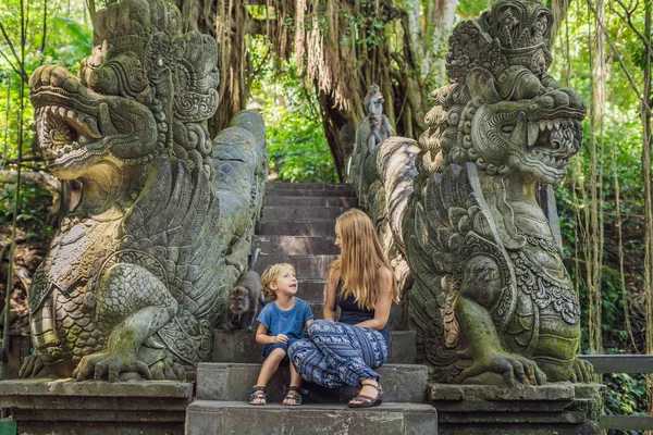 Mom Son Travelers Discovering Ubud Forest Monkey Forest Bali Indonesia — Stock Photo, Image