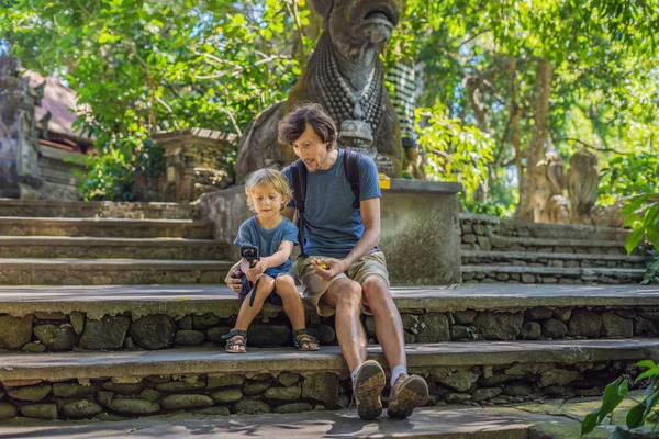 Pai Filho Viajantes Descobrindo Floresta Ubud Floresta Macacos Bali Indonésia — Fotografia de Stock