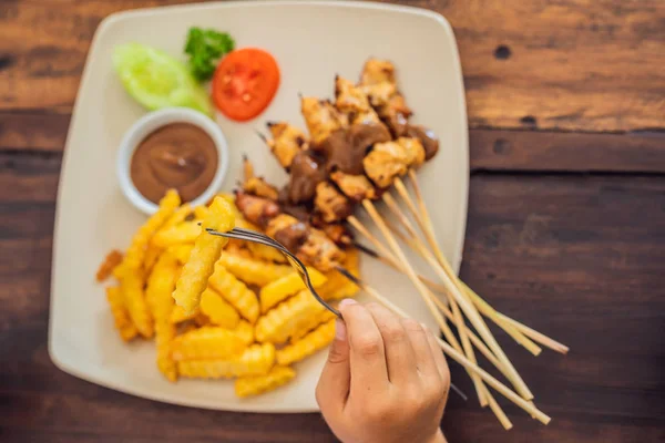 Chicken Satay Serviert Mit Erdnusssoße Und Pommes Frites Bali Lebensstil — Stockfoto