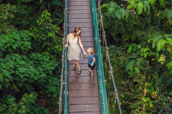 Anne ve oğlu, asma köprü Kuala Lumpur, Malezya.