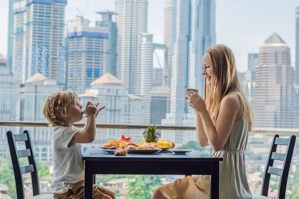 Счастливая Семья Завтракает Балконе Стол Завтрака Фруктами Круассаном Балконе Фоне — стоковое фото