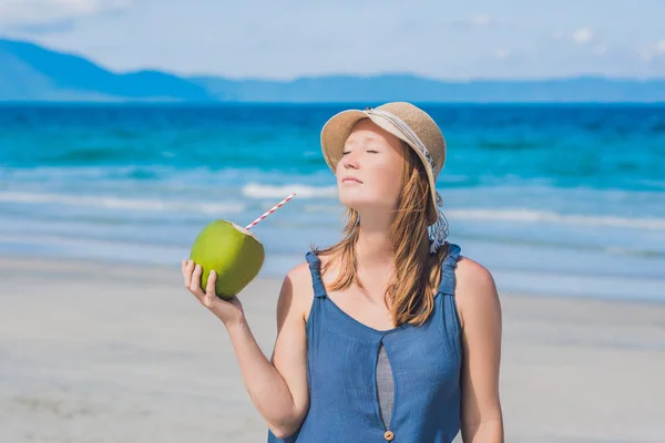Attraktive Junge Frau Trinkt Kokoswasser Strand — Stockfoto