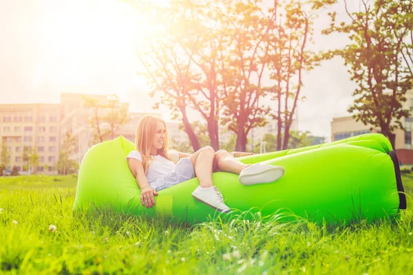 Giovane Donna Che Riposa Divano Aria Nel Parco Lamzac — Foto Stock