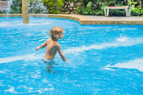 Küçük Çocuk Yüzme Havuzunda Sıçratıyor Eğlenceli Aktiviteler Yapıyor — Stok fotoğraf