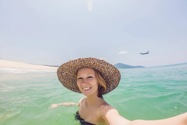 Mujer Joven Playa Aviones Aterrizaje Concepto Viaje —  Fotos de Stock