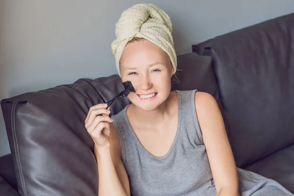 Vacker Ung Kvinna Avkopplande Med Ansiktsmask Beauty Spa Lycklig Glada — Stockfoto