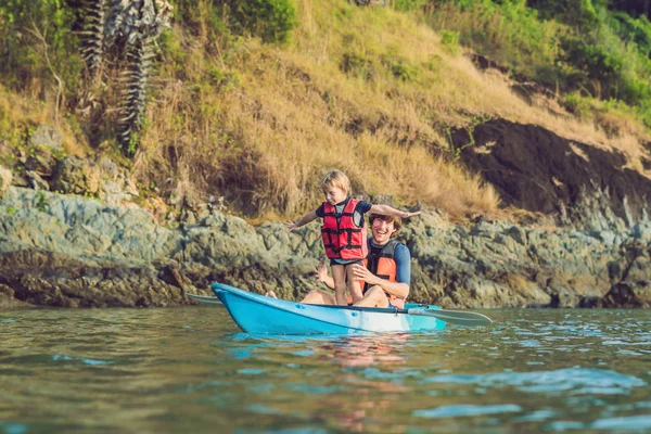 Vater Und Sohn Beim Kajakfahren Tropischen Ozean Reisen Und Aktivitäten — Stockfoto