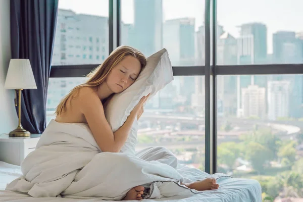 Mujer Despierta Por Mañana Apartamento Centro Ciudad Con Vistas Los — Foto de Stock