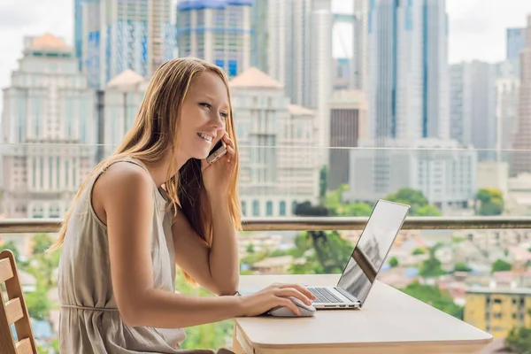 Jonge Vrouw Bezig Met Een Laptop Haar Balkon Met Uitzicht — Stockfoto