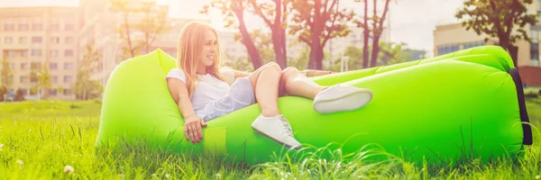 Giovane Donna Che Riposa Divano Aria Nel Parco Lamzac Banner — Foto Stock