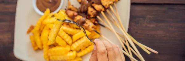 鶏肉の串焼きピーナッツ ソースとフライド ポテトを添えてください バリ島のライフ スタイル バナー 長い形式 — ストック写真