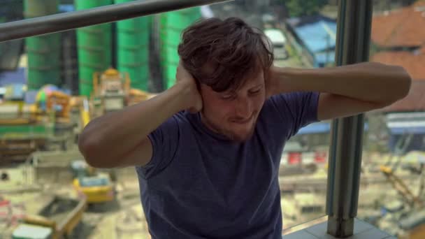 Ung Man Genom Fönstret Besvärats Byggnader Verk Utanför Noise Konceptet — Stockvideo