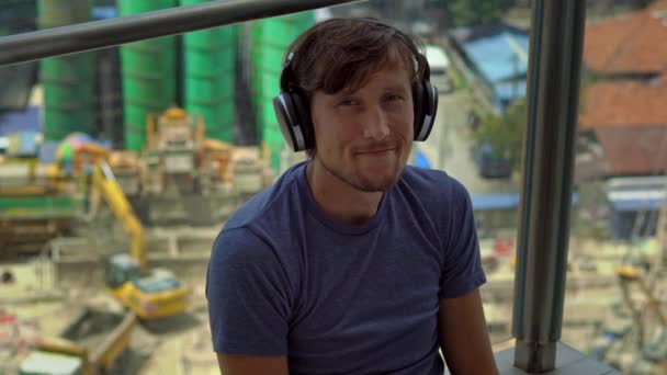Hombre Guapo Apartamento Con Auriculares Escuchar Música Frente Obra Industrial — Vídeos de Stock