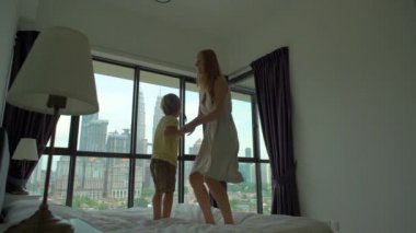 Bir aile yatağı üzerinde atlama Slowmotion vurdu. Yatak ve yastık kavramı.