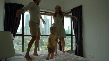Bir aile yatağı üzerinde atlama Slowmotion vurdu. Yatak ve yastık kavramı