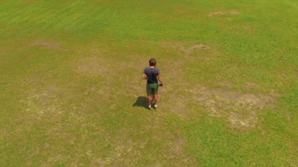 Luchtfoto van een jong koppel zoenen in een tropisch park — Stockvideo