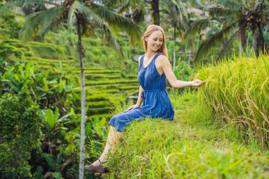 Yeşil cascade pirinç alan plantasyonunda, Bali, Endonezya oturan genç kadın 