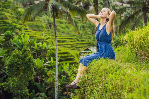 Junge Frau Sitzt Einer Grünen Kaskade Reisfelder Plantage Bali Indonesien — Stockfoto