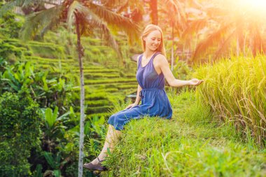 Yeşil cascade pirinç alan plantasyonunda, Bali, Endonezya oturan genç kadın 
