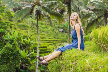 Yeşil cascade pirinç alan plantasyonunda, Bali, Endonezya oturan genç kadın 