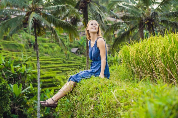 Молодая Женщина Сидящая Плантации Зеленого Каскада Риса Бали Индонезия — стоковое фото