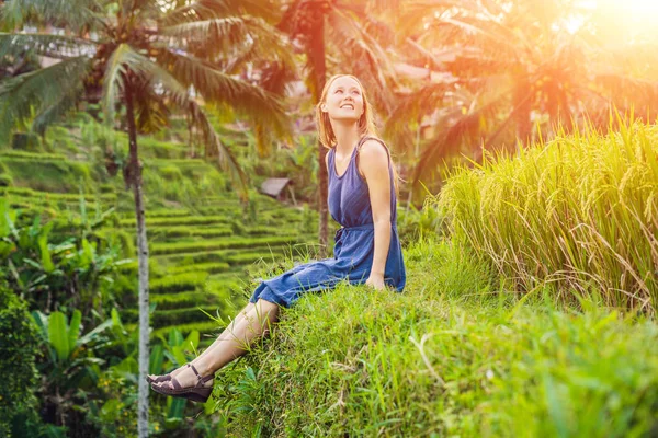 Junge Frau Sitzt Einer Grünen Kaskade Reisfelder Plantage Bali Indonesien — Stockfoto