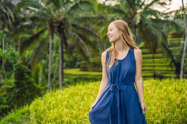 Junge Frau Posiert Auf Einer Grünen Kaskade Von Reisfeldern Bali — Stockfoto