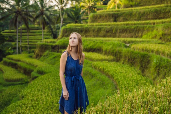 Junge Frau Posiert Auf Einer Grünen Kaskade Von Reisfeldern Bali — Stockfoto