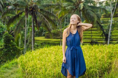 Genç kadın yeşil cascade pirinç alan plantasyonunda, Bali, Endonezya poz.