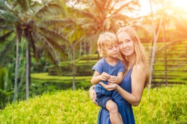 Anne ve oğlu yemyeşil yeşil poz pirinç terasları, Ubud, Bali, Endonezya.
