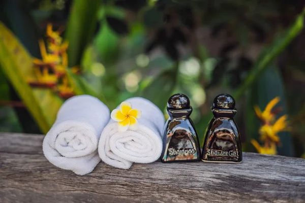 Hotel Spa Kit Including Shower Gel Shampoo White Towels Flower — Stock Photo, Image