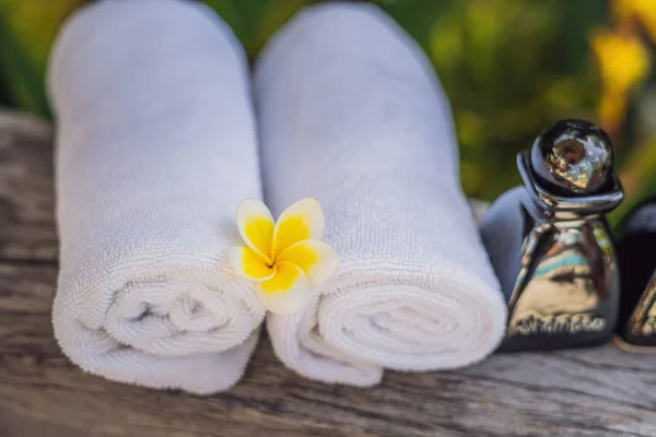 Hotel Spa Kit Including Shower Gel Shampoo White Towels Flower — Stockfoto