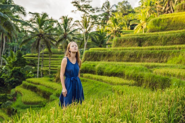 Junge Frau Posiert Auf Einer Grünen Kaskade Von Reisfeldern Bali — Stockfoto