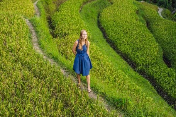 Молодая Женщина Идущая Зеленой Каскадной Плантации Риса Тегалаланг Бали Индонезия — стоковое фото