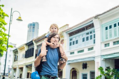Baba ve oğlu içinde belgili tanımlık geçmiş eski evler eski şehir Georgetown'da, Penang, Malezya