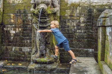 Çocuk turist olarak Eski Hindu Tapınağı, Goa Gajah Ubud adanın Bali, Endonezya'nın yakınında. Çocuk kavramı ile Bali seyahat