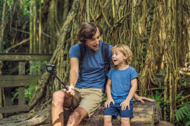 Baba ve oğlu selfie alarak ve maymun orman, Bali, Endonezya'da Ubud ormanda keşfetmek. 
