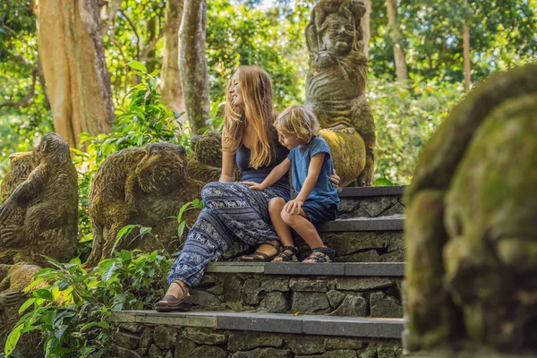 Mãe Filho Viajantes Sentados Escadas Com Esculturas Floresta Ubud Bali — Fotografia de Stock